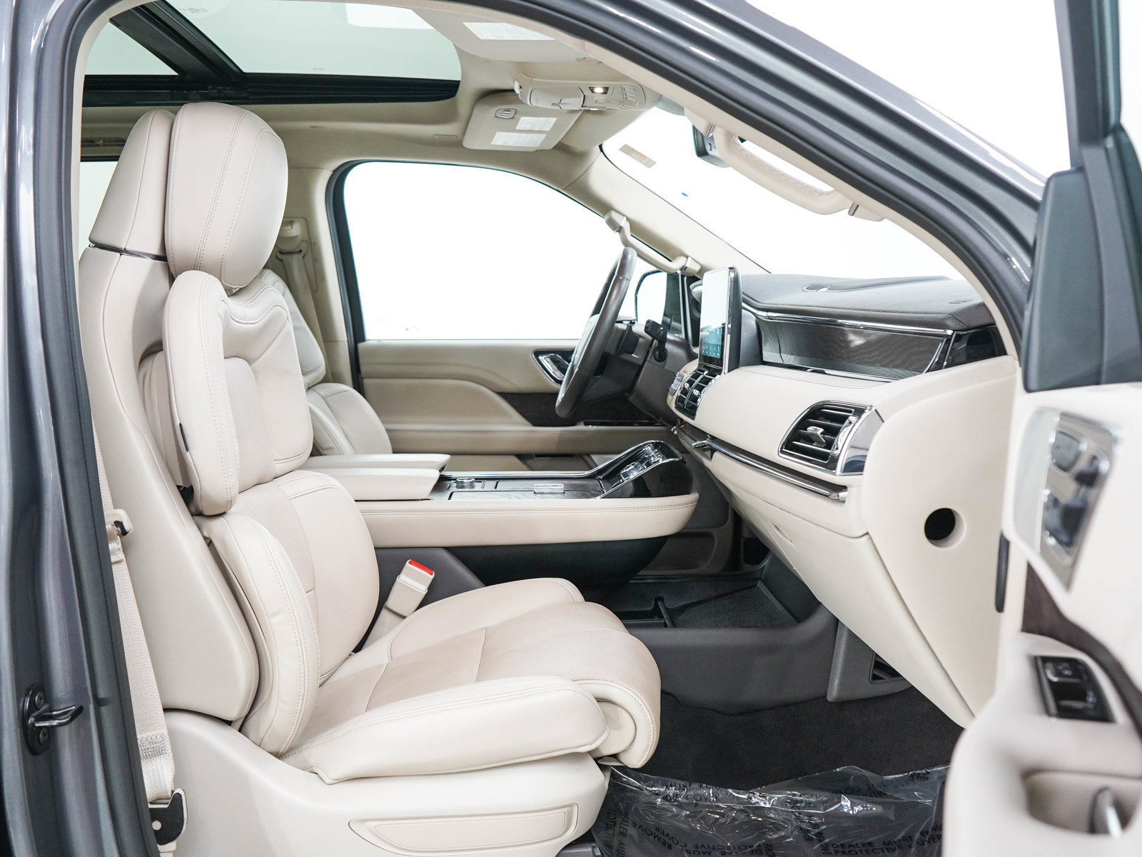 Used 2021 Lincoln Navigator Reserve w/ Luxury Package AWD/4WD image 11