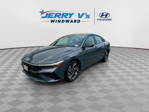 Used 2025 Hyundai Elantra SEL FWD image 4