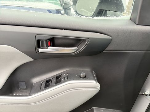 Used 2023 Toyota Highlander XLE image 14