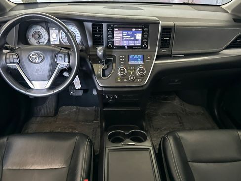 Used 2019 Toyota Sienna SE FWD image 16