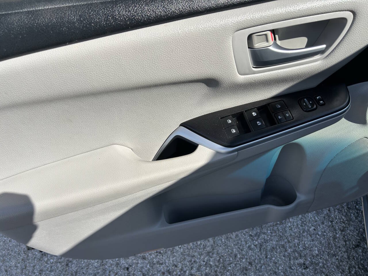 Used 2017 Toyota Camry LE FWD image 15