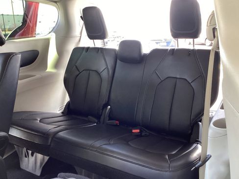 Used 2024 Chrysler Pacifica Select image 14