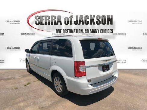 Used 2016 Chrysler Town & Country Touring FWD image 6