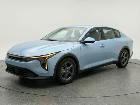 Used 2025 Kia K4 LXS image 3