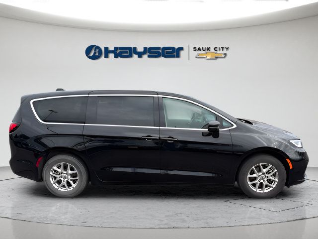 Used 2024 Chrysler Pacifica Touring-L FWD image 5