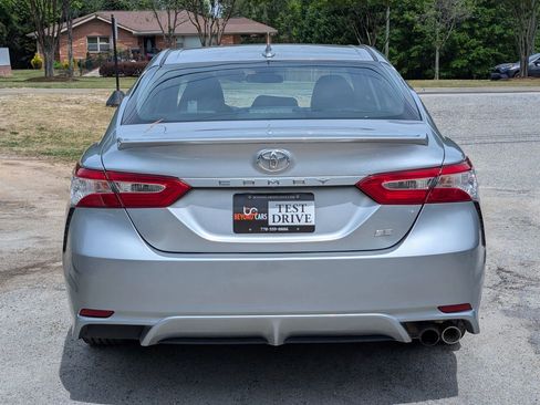 Used 2020 Toyota Camry SE FWD image 5