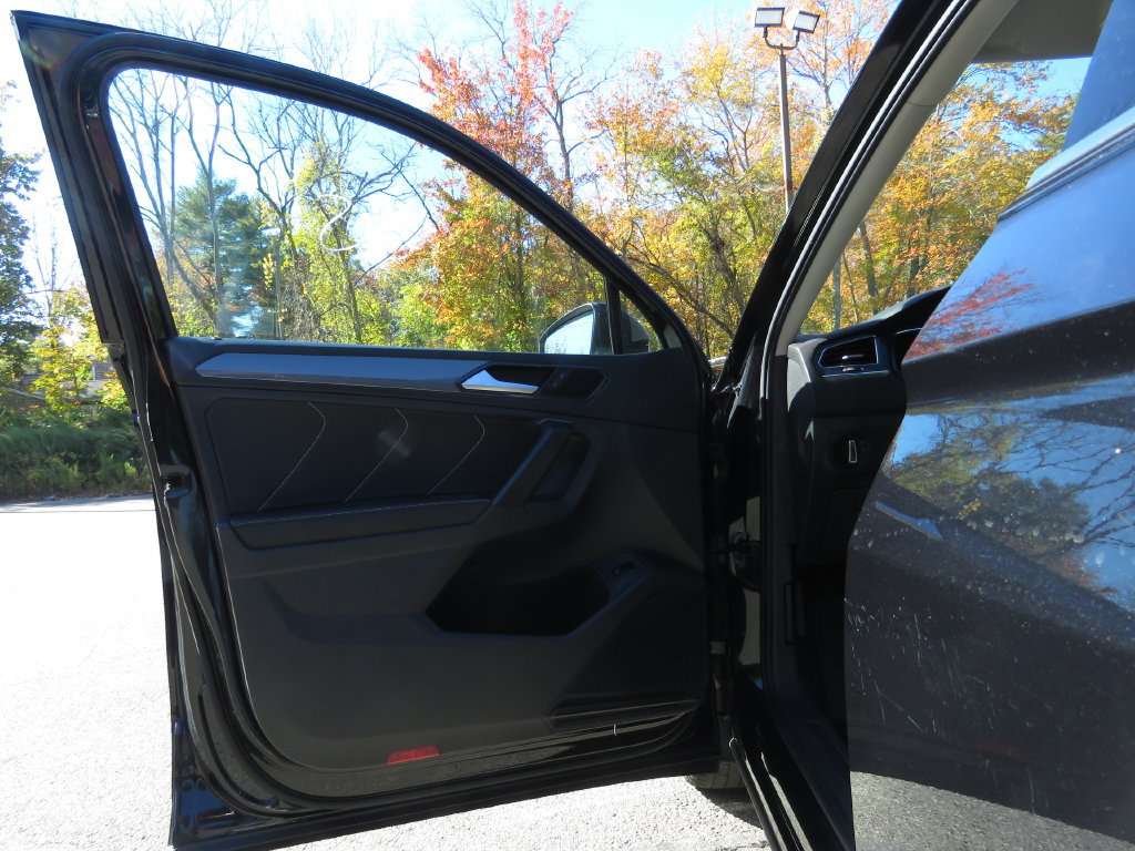 Used 2022 Volkswagen Tiguan SE w/ Panoramic Sunroof Package AWD/4WD image 9