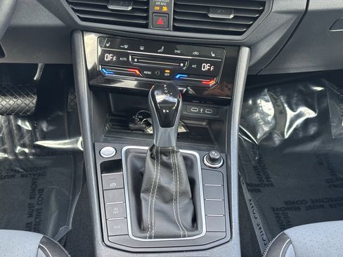 Used 2025 Volkswagen Jetta SE image 18