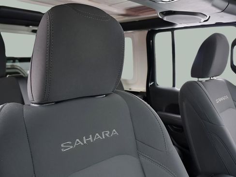 Used 2022 Jeep Wrangler Unlimited Sahara w/ Cold Weather Group AWD/4WD image 18