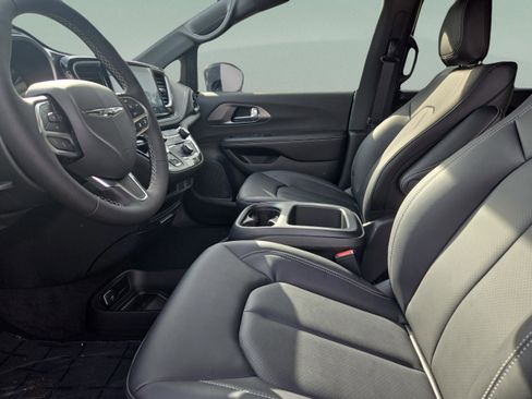 New 2026 Chrysler Pacifica Select image 19