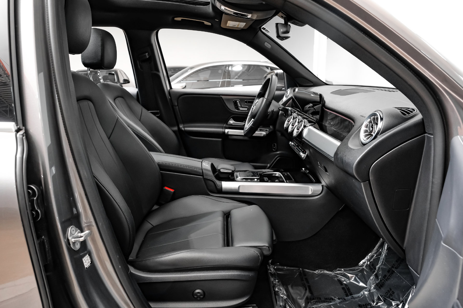 Used 2023 Mercedes-Benz GLB 250 w/ Premium Package image 35