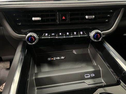 Used 2025 Chevrolet Suburban High Country image 33