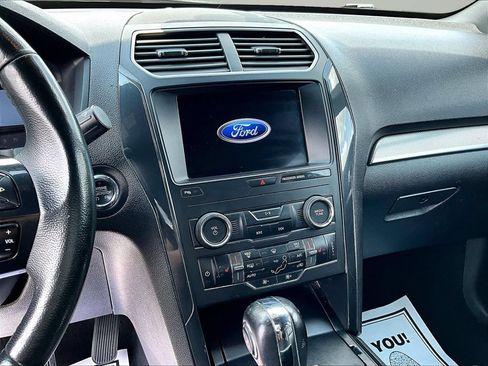 Used 2019 Ford Explorer XLT w/ Equipment Group 202A FWD image 6