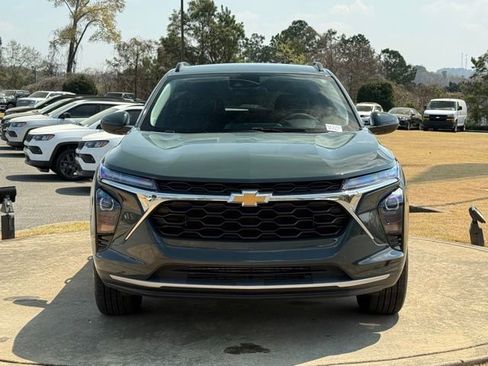 Used 2025 Chevrolet Trax LT image 2