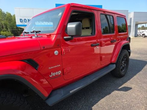Used 2019 Jeep Wrangler Unlimited Sahara w/ Dual Top Group AWD/4WD image 32