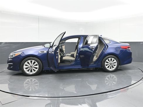 Used 2018 Kia Optima LX w/ 17" Alloy Wheels Package image 40