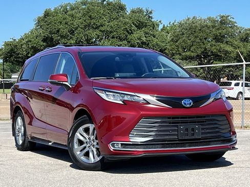 Used 2024 Toyota Sienna Limited FWD image 2