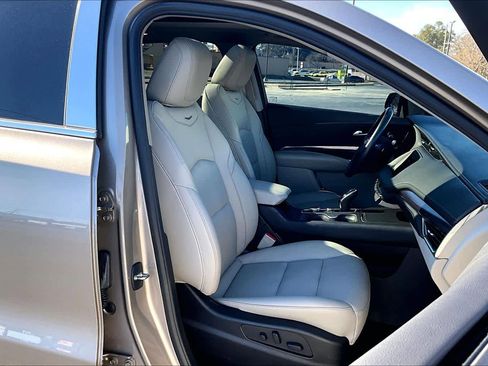 Used 2023 Cadillac XT4 Luxury w/ Cold Weather Package image 9