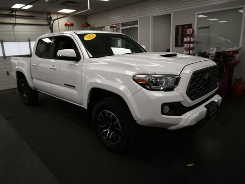 Used 2023 Toyota Tacoma TRD Sport w/ Advanced Technology Package AWD/4WD image 2