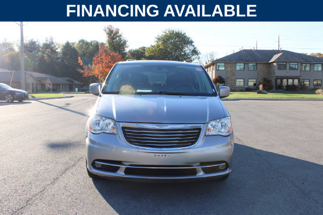 Used 2016 Chrysler Town & Country Touring FWD image 3