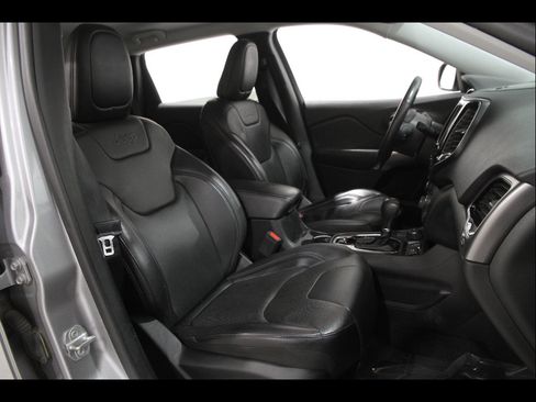 Used 2019 Jeep Cherokee Limited image 16