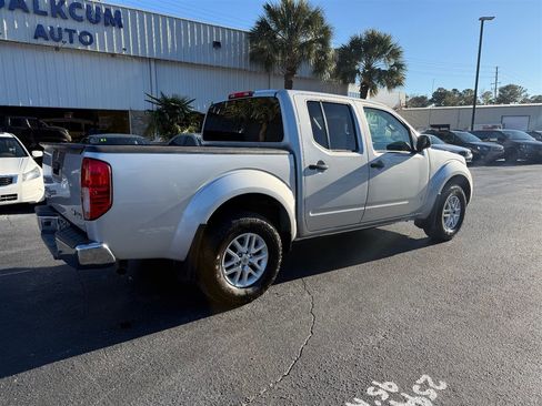 Used 2018 Nissan Frontier SV image 3