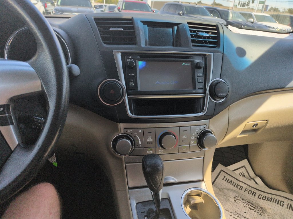 Used 2013 Toyota Highlander FWD w/ Cold Weather Pkg image 17