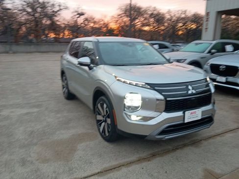 Used 2025 Mitsubishi Outlander SE image 6