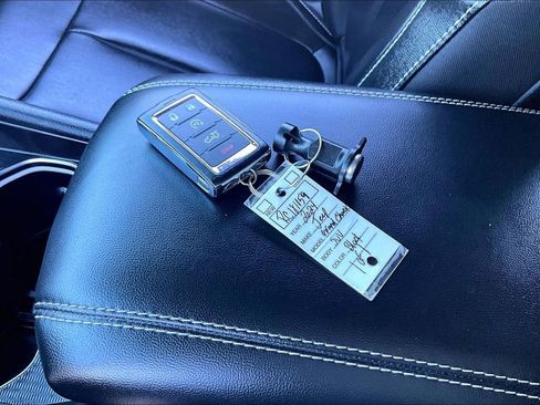 Used 2024 Jeep Grand Cherokee Limited w/ Black Appearance Package image 13