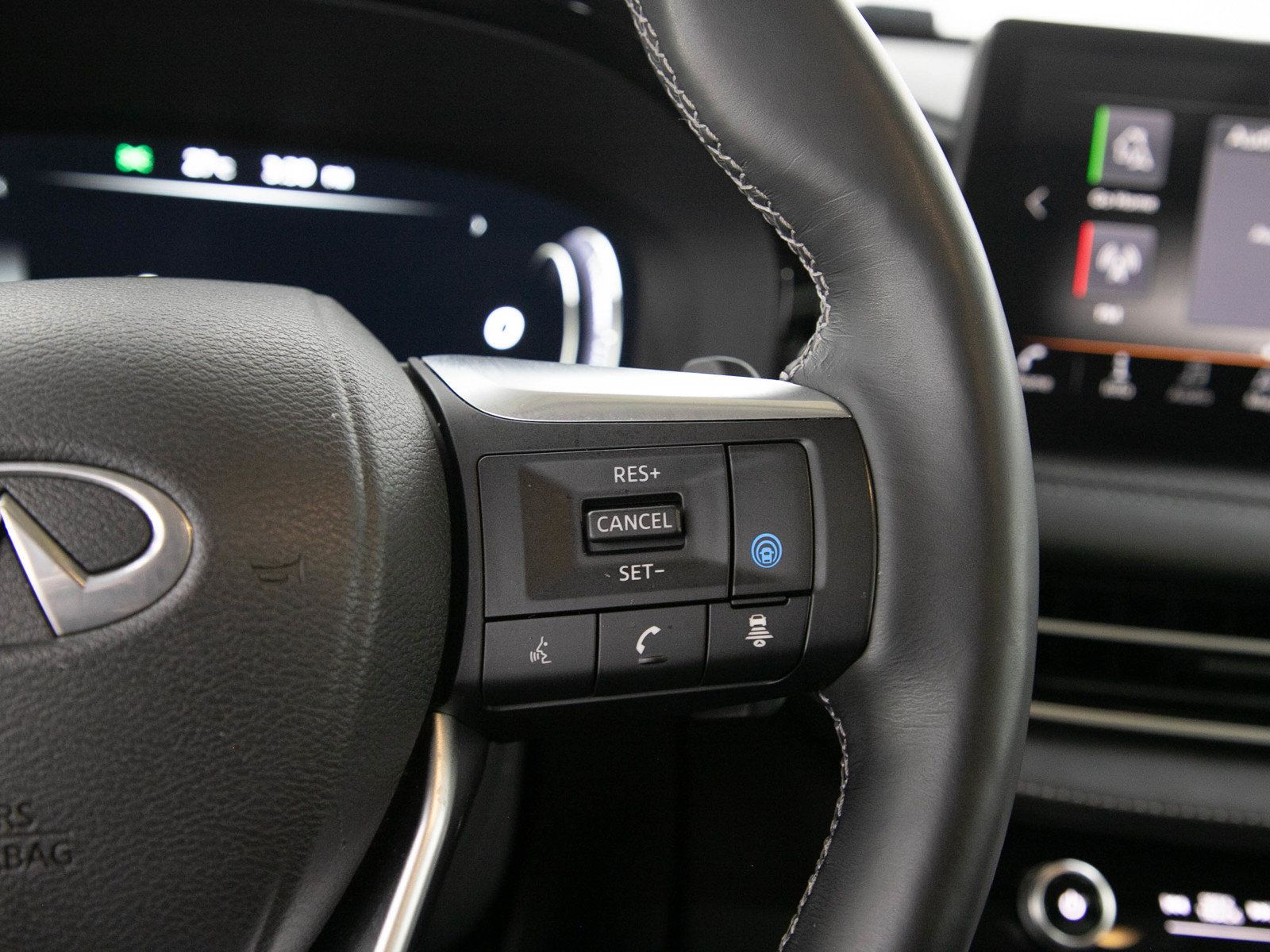 Used 2023 INFINITI QX60 Sensory AWD/4WD image 31