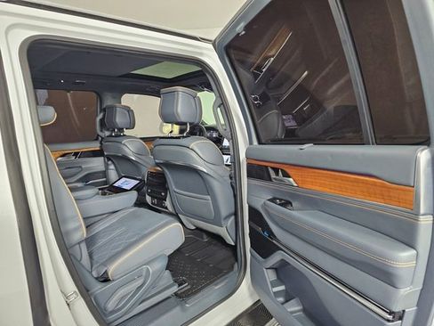 Used 2022 Jeep Grand Wagoneer Series III image 14
