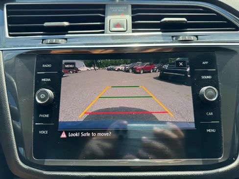 Used 2020 Volkswagen Tiguan SE w/ Panoramic Sunroof Package AWD/4WD image 17
