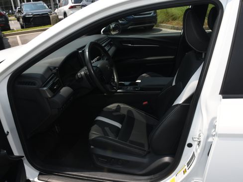 Used 2025 Toyota Camry SE FWD image 7