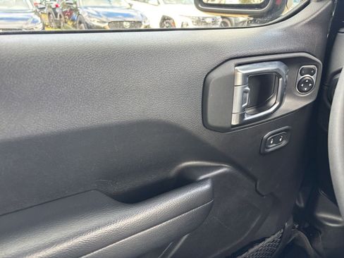 Used 2025 Jeep Wrangler Rubicon image 20