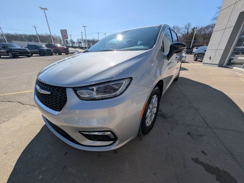 Used 2024 Chrysler Pacifica Touring-L image 8