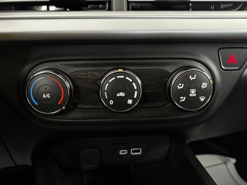 Used 2025 Chevrolet Trax LS image 35