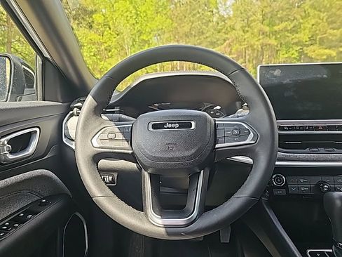 Used 2024 Jeep Compass Latitude image 12