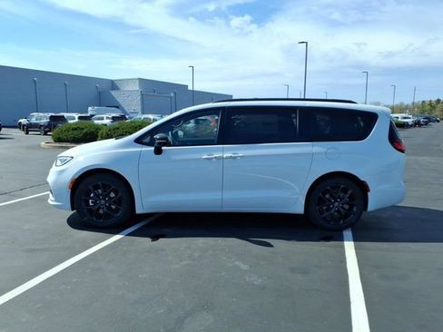 New 2026 Chrysler Pacifica Select w/ S Appearance Package FWD image 3