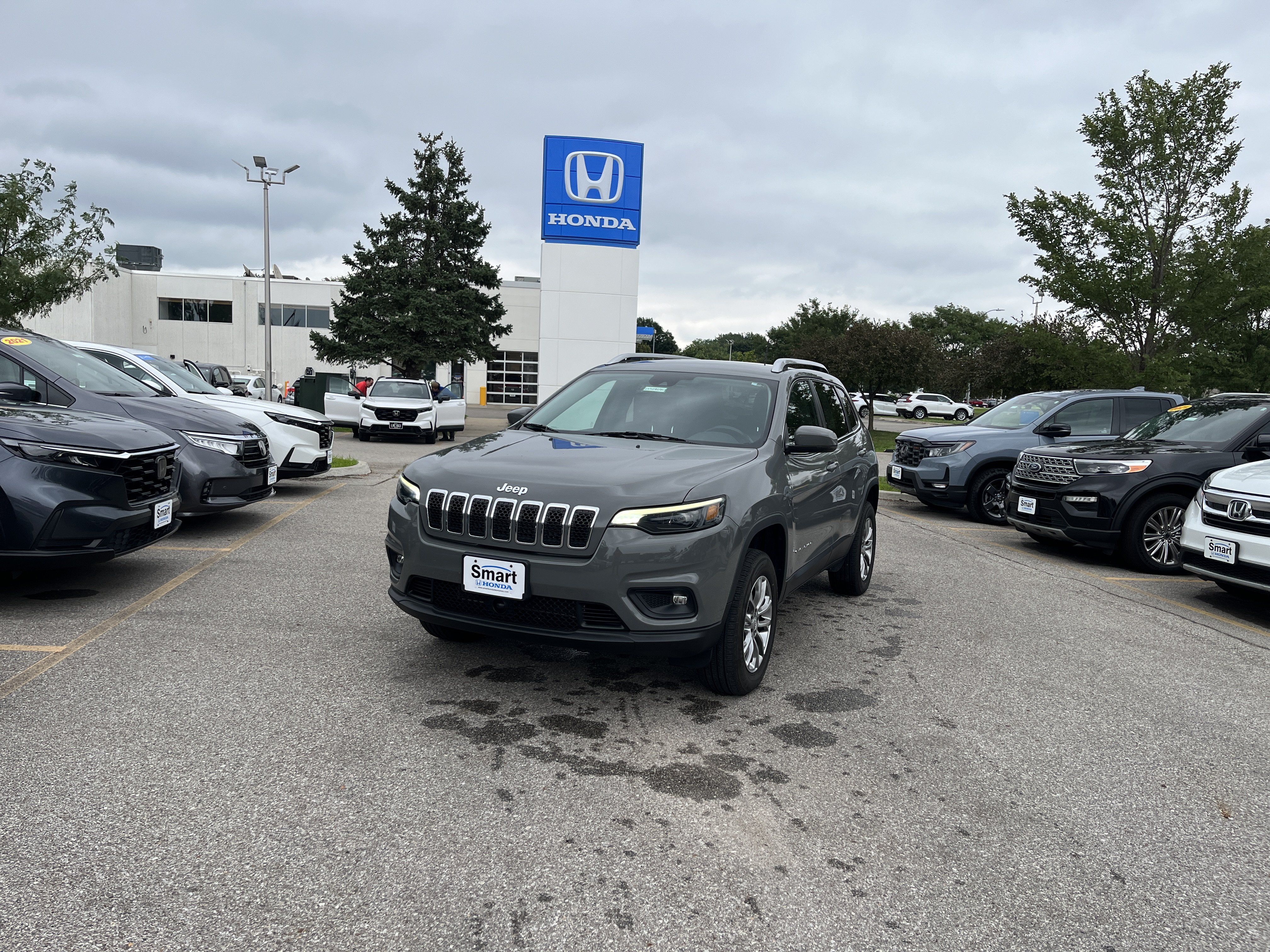 Used 2021 Jeep Cherokee Latitude Lux w/ Trailer Tow Group AWD/4WD image 1