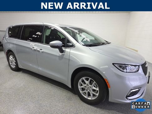 Used 2023 Chrysler Pacifica Touring-L image 1
