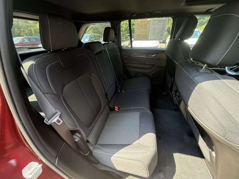 Used 2024 Jeep Grand Cherokee Laredo X AWD/4WD image 25