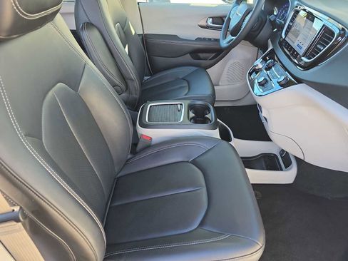 Certified 2024 Chrysler Pacifica Touring-L image 18