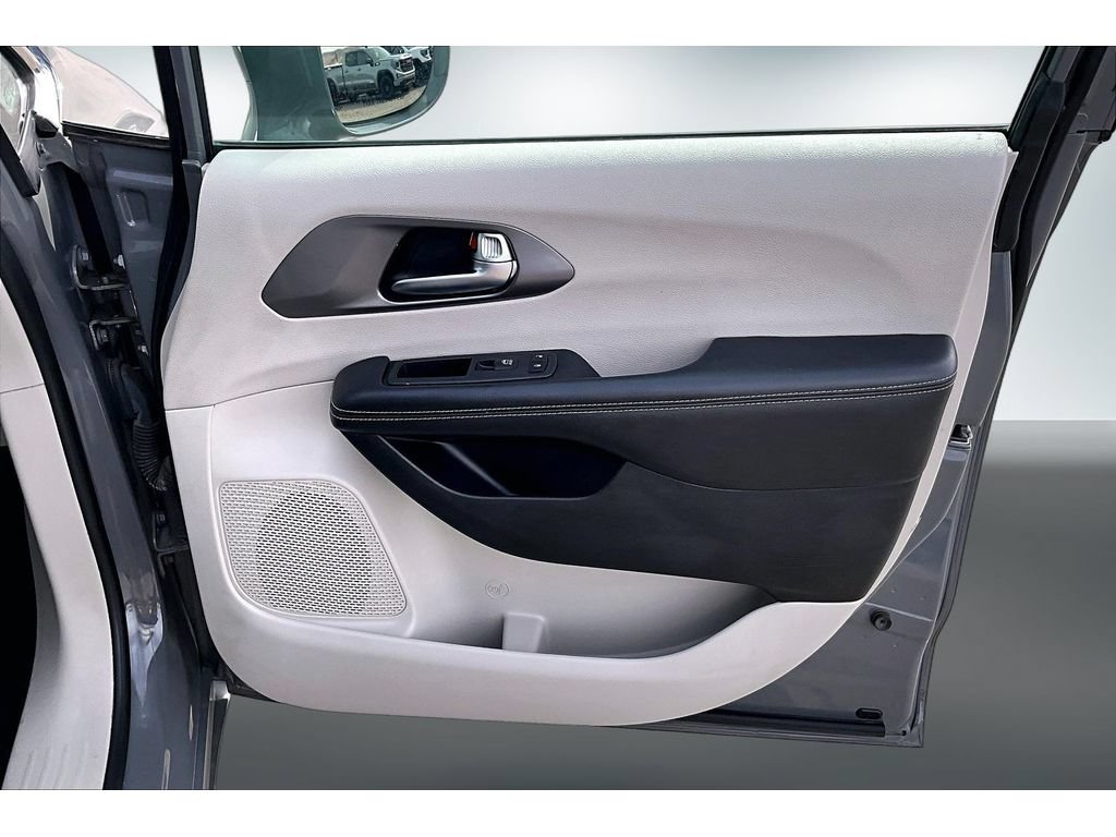 Used 2022 Chrysler Pacifica Touring-L FWD image 29