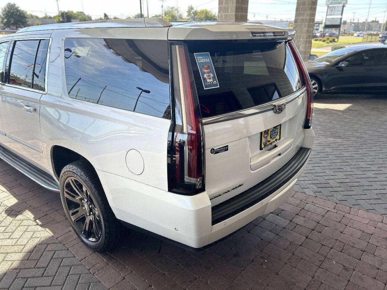 Used 2017 Cadillac Escalade ESV Luxury AWD/4WD image 16