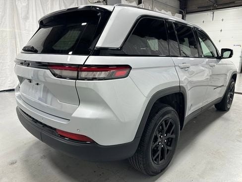 Used 2025 Jeep Grand Cherokee Altitude AWD/4WD image 7