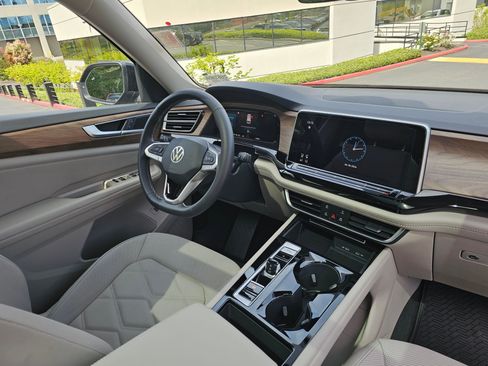 Used 2024 Volkswagen Atlas SE w/ Panoramic Sunroof Package AWD/4WD image 11