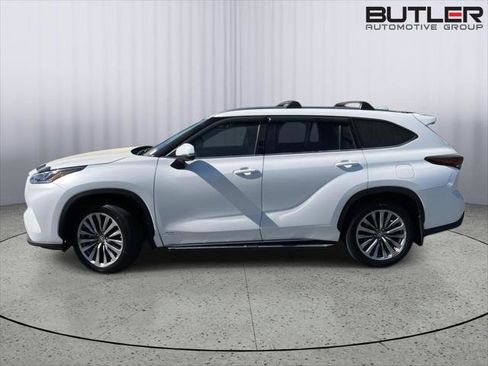 Certified 2025 Toyota Highlander Limited AWD/4WD image 2