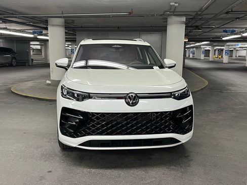 Certified 2025 Volkswagen Tiguan SEL R-Line image 32