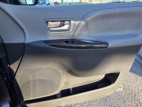 Used 2017 Toyota Sienna Limited image 29