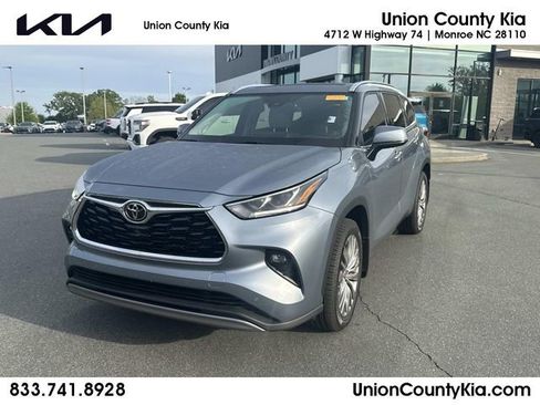 Used 2022 Toyota Highlander Platinum image 1